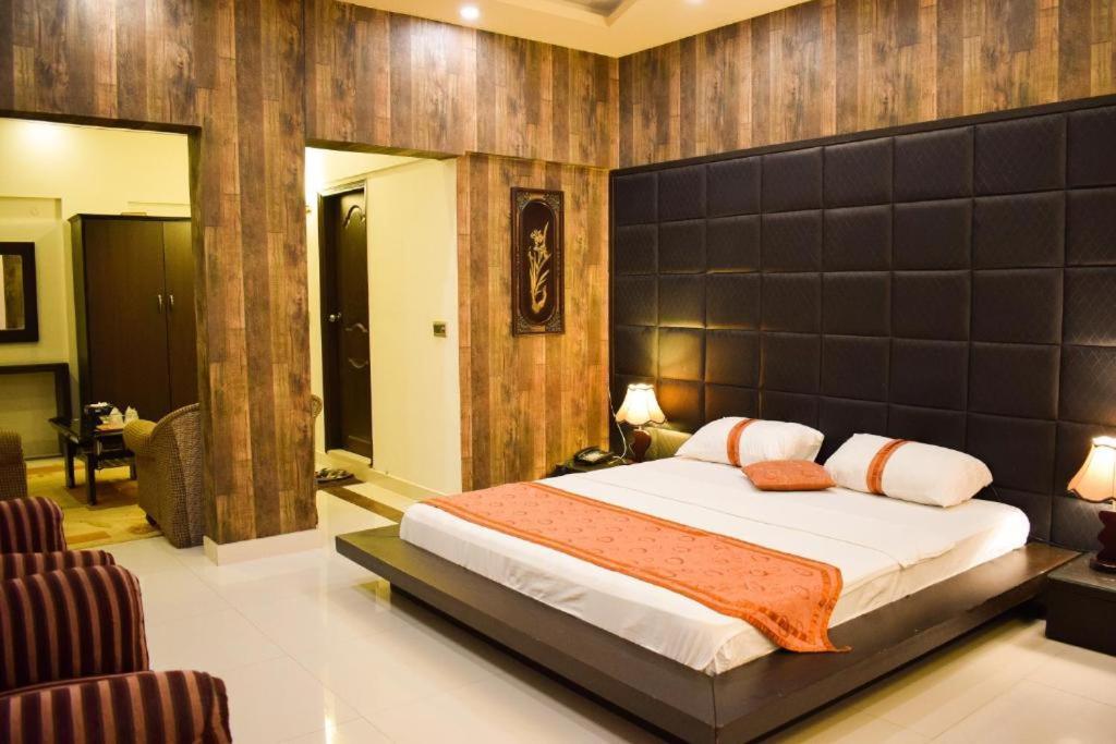 Thomas Guest House Исламабад Екстериор снимка